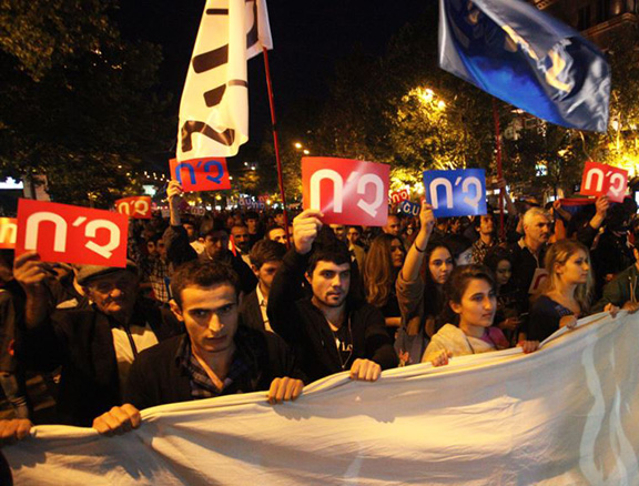 Opposition supporters demonstrate against constitutional reforms in Yerevan on October 2, 2015 (Source: RFE/RL)