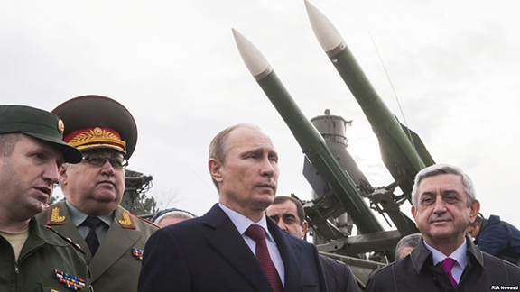 Russian and Armenian presidents visit the Russian military base in Gyumri in 2013 (RIA Novosti photo)