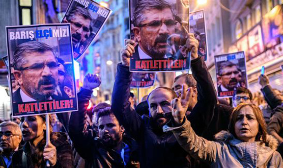 Protesters hold pictures of lawyer Tahir Elci reading "They slaughtered him!" during a demostration on Istiklal avenue in Istanbul after he was killed in Diyarbakır on November 28, 2015 (Source: AFP Photo)