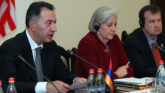 Economy Minister Karen Chshmaritian (left), U.S. Deputy Assistant Trade Representative Betsy Hafner (center), and U.S. Ambassador Richard Mills (right) at the first meeting of the U.S.-Armenia Council on Trade and Investment in Yerevan (Source: Photolure)