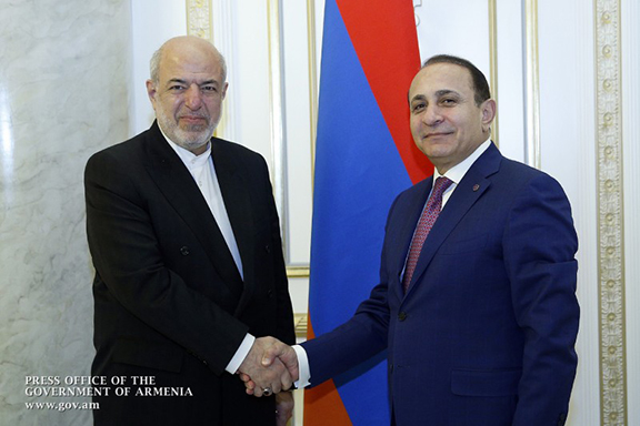 Iranian Energy Minister Hamid Chitchian with Armenian Prime Minister Hovik Abrahamyan (Source: Press Office of the Government of Armenia) 