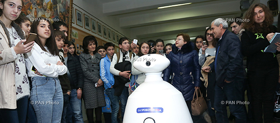 Robot Boris at the school of mathematics and physics (Source: Panphoto)