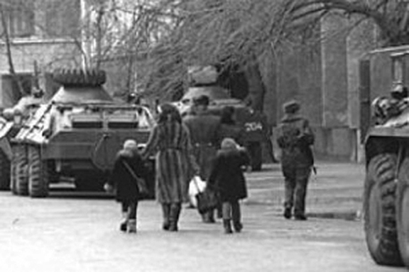 Families fleeing with belongings after massacres. (Source: Public Radio of Armenia)