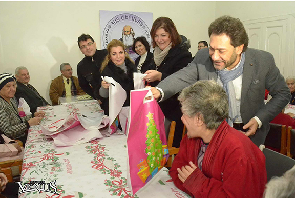 Rev. Haroutune Selimian distributes gifts to the elderly of the Old Peoples Home in Aleppo (Source: Studio Venus)