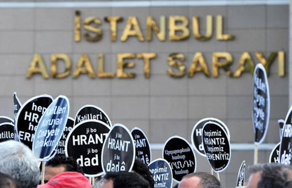 Protesters in front of Istanbul's Courthouse (Agos)