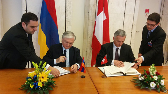 Armenian Foreign Minister Nalbandian and Swiss Head of the Federal Department of Foreign Affairs Didier Burkhalter signing the agreement. (Source: Public Radio of Armenia) 