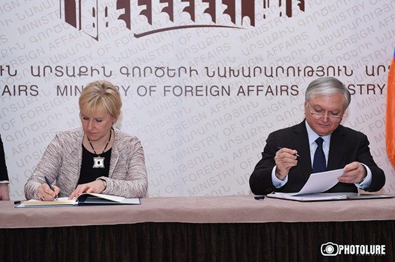 Foreign Minister Nalbandian and his Swedish counterpart Margot Wallstrom during the signing of the agreement. (Source: Photolure)