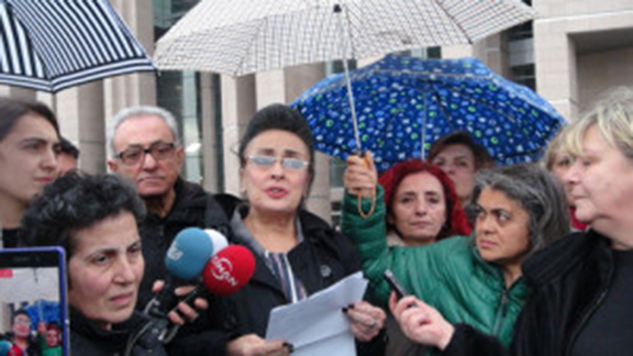 Kucuk’s family lawyer Eren Keskin speaking to reporters (Source: Haberler)
