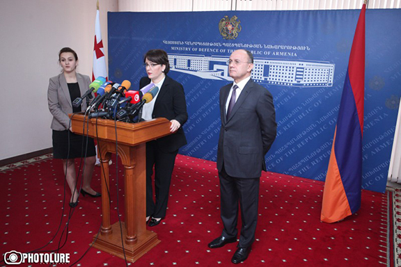 Georgian Defense Minister Tinatin Khidasheli and Armenian Defense Minister Seyran Ohanyan at a press conference during the visit. (Source: Photolure) 