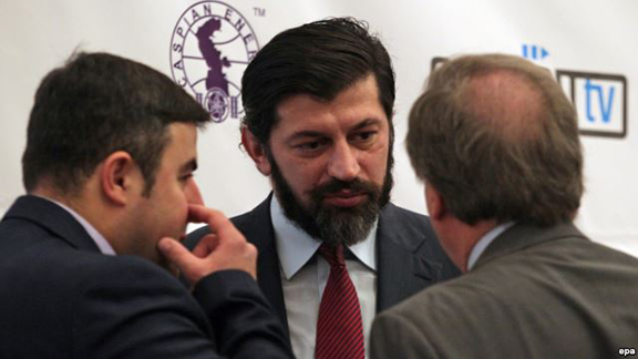 Kakha Kaladze (C), Georgian Energy Minister, speaks with delegates during the14th Georgian International Oil, Gas, Infrastructure and Energy Conference in Tbilisi, March 25, 2015. (Source: RFE/RL) 