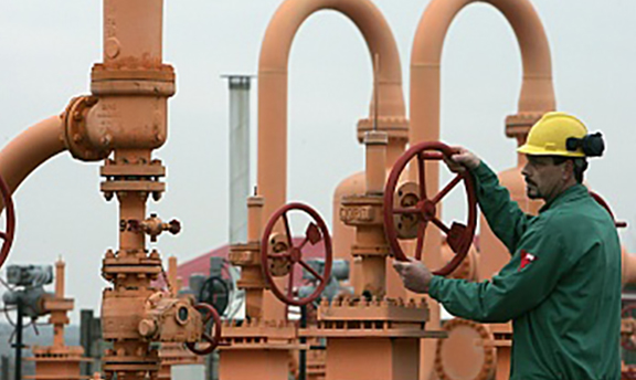 Worker at a factory. (Source: Arka)