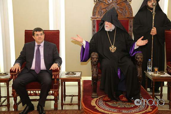 Prime Minister Arayik Harutyunyan and Catholicos Aram I. (Source: Armenpress)