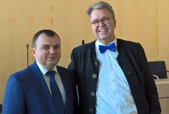 On the left: Vahram Poghosyan, who was an election's observer in Germany. (Source: Armenpress)