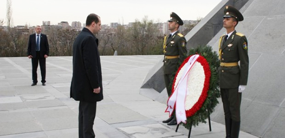 Jenlidze laid a wreath at the Armenian Genocide Memorial monument