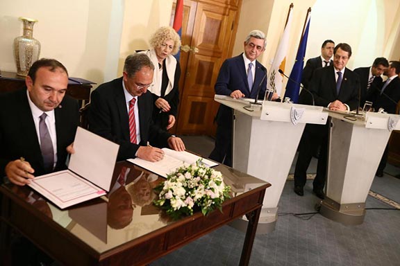 Cypriot Education Minister Costas Kadis, and Armenian Education minister Levon Mkrtchyan signing an agreement. (Source: Sigmalive)