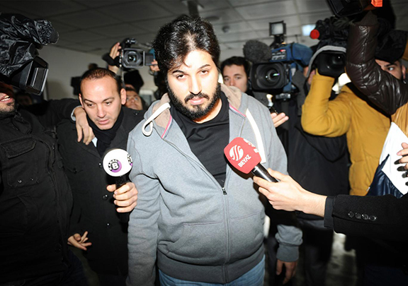 Reza Zarrab is surrounded by journalists at a police station in Istanbul in December 2013, in an inquiry that led to the resignation of three cabinet ministers. (Source: Getty Images) 