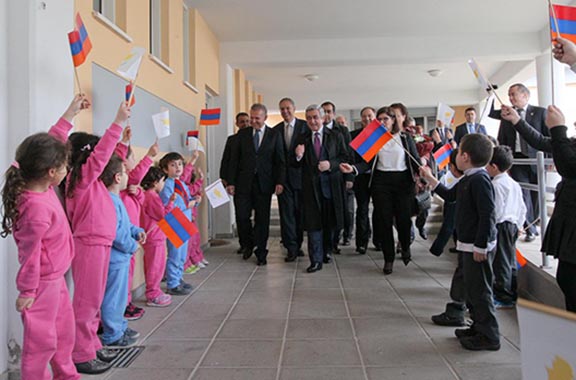 President Sarkisian visiting the Nareg School in Cyprus. (Source: Sigmalive)