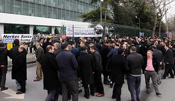 A crowd of Zaman and Today's Zaman journalists, readers, and supporters gathered outside Zaman headquarters earlier. (Source: DHA)