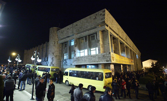 Buses carrying combat volunteers arrive in Stepanakert