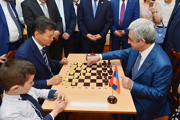 Armenian President Serzh Sarkisian and World Chess Federation President Kirsan Ilyumzhinov