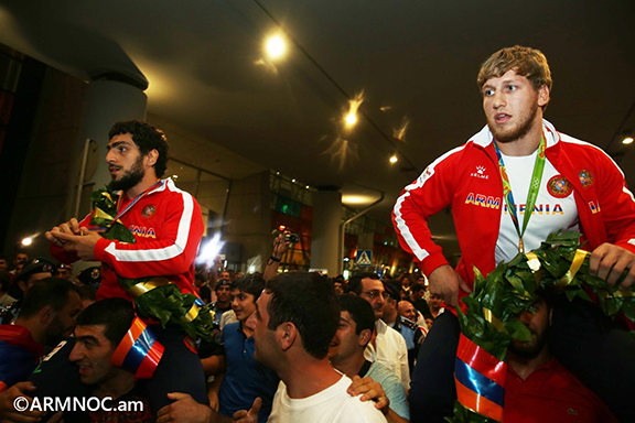 Silver medalist Migran Arutyunyan (right) and gold medalist Artur Aleksanyan greeted by fans upon their return to Armenia (Photo: armnoc.am)