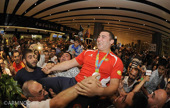 Simon Martirosyan being greeted by fans at Zvartnots International Airport in Yerevan (Photo: armnoc.am)