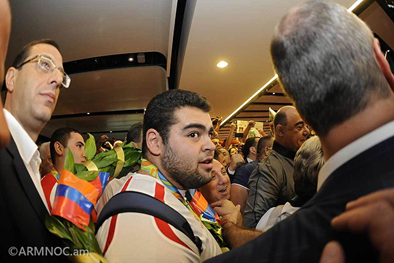 Weightlifter Gor Minasyan greeted by fans upon arrival in Yerevan (Photo: armnoc.am) 