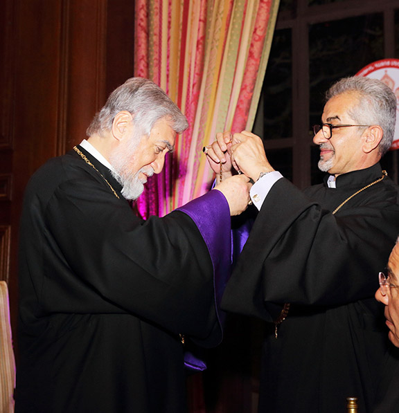 Prelate Moushegh Mardirossian bestows gift to Catholicos Aram I