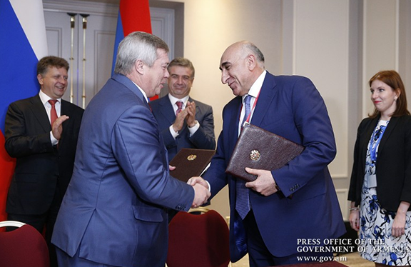 Armenian Minister of Territorial Administration David Lokyan (right) and Russia’s Rostov Region’s Governor Vasily Golubev at the Armenian-Russian Interregional Forum in Yerevan on Friday, Oct. 14 (Photo: gov.am)