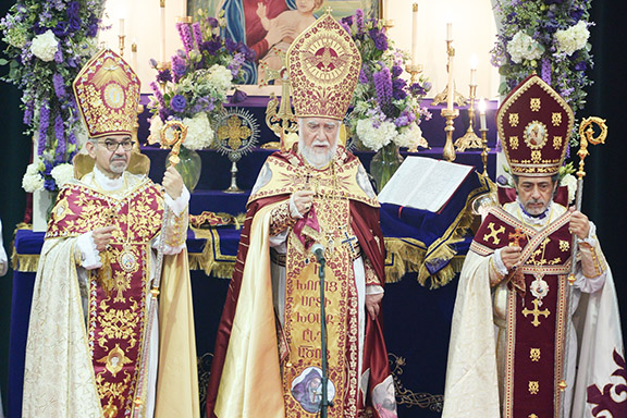 Western Prelate Archbishop Moushegh Mardirossian (left) and Western Primate Archbishop Hovnan Derderian flank Catholicos Aram I on the altar