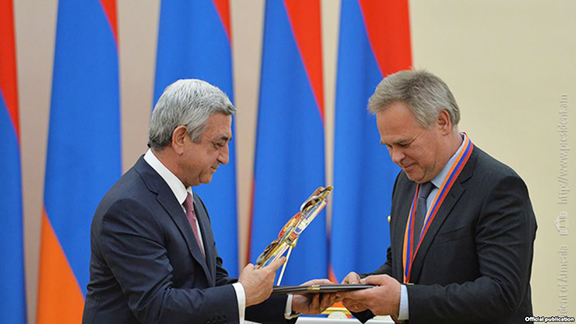 President Serzh Sargsyan is handing a 2015 GIT award to top Russian information security specialist Eugene Kaspersky in a ceremony in Yerevan. (Photo: gov.am)