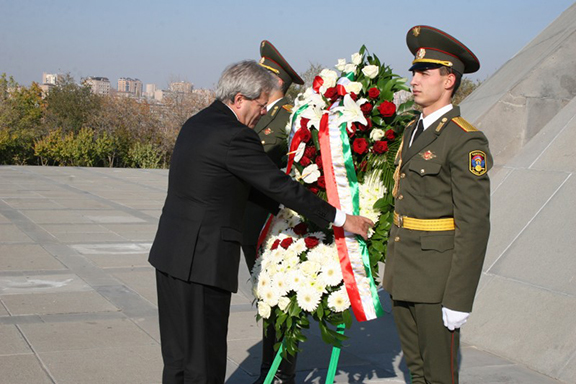 Italian Foreign Minister Gentiloni places wreath at the Tsitsernakaberd Memorial Complex