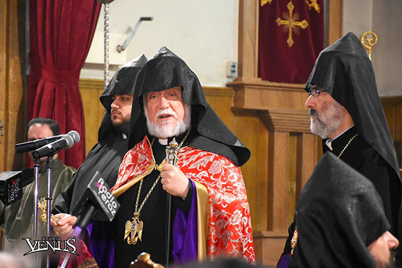 Catholicos Aram I addresses the community during church services 