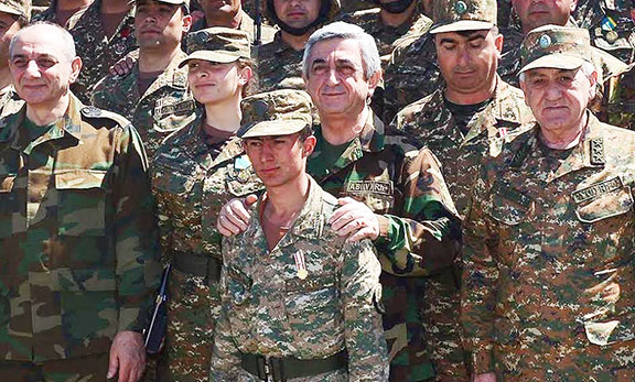 Unger Arthur receiving the Battle Cross Order of Artsakh