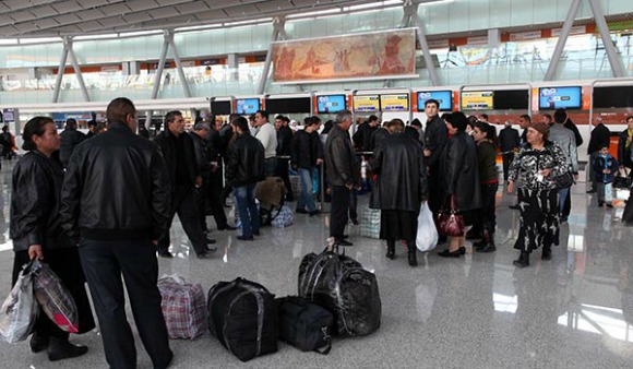Armenians at Zvartnots International Airport (Photo: Photolure)